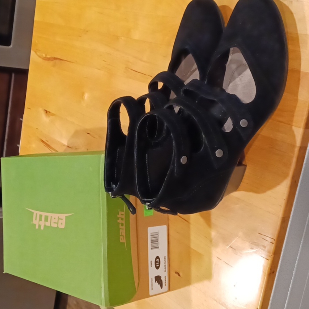 Earth serano black suede 11 boot heel pump